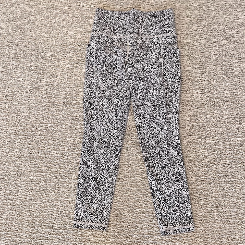 Athleta Sautation stash II textured 7/8 tights in black cheetah